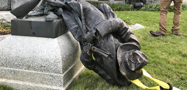Monumento ao Soldado Confederado derrubado por manifestantes em Durham, nos Estados Unidos 