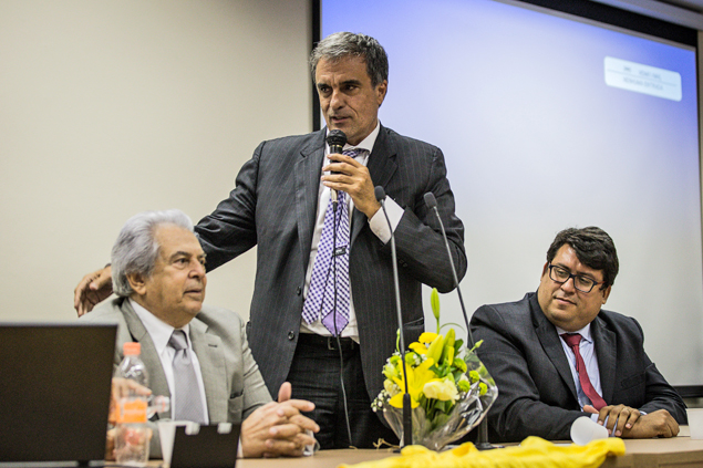 O ex-ministro José Eduardo Cardozo, o professor Celso Antonio Bandeira de Mello (à esquerda) e Alvaro de Azevedo Gonzaga durante lançamento de livro que critica a Lava Jato