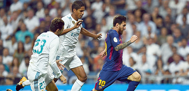 Varane (Real) persegue Messi, em partida que o time da casa venceu o Barcelona por 2 a 0