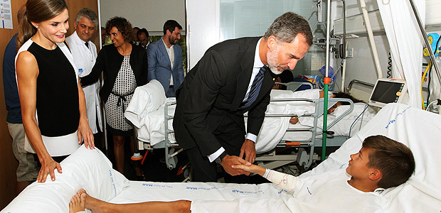 A handout picture taken and released on August 19, 2017 by the Casa Real (Spanish Royal House) shows Spain's King Felipe VI (C) and Queen Letizia (L) visiting victims of the Barcelona attack at the Hospital del Mar in Barcelona on August 19, 2017, two days after a van ploughed into the crowd, killing 13 persons and injuring over 100. Drivers have ploughed on August 17, 2017 into pedestrians in two quick-succession, separate attacks in Barcelona and another popular Spanish seaside city, leaving 14 people dead and injuring more than 100 others. / AFP PHOTO / CASA REAL / - / RESTRICTED TO EDITORIAL USE - MANDATORY CREDIT "AFP PHOTO / CASA REAL" - NO MARKETING NO ADVERTISING CAMPAIGNS - DISTRIBUTED AS A SERVICE TO CLIENTS