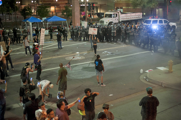 Polcia tenta dispersar manifestantes em protesto contra Trump