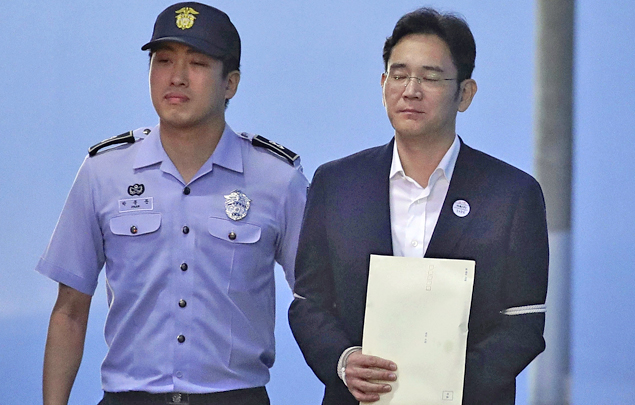 Lee Jae-yong, herdeiro da Samsung, aps ser condenado a cinco anos de priso na Coreia do Sul 