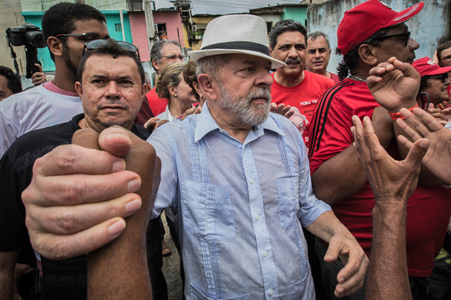 Lula visita vila de pescadores em Recife na manh deste sbado (26)