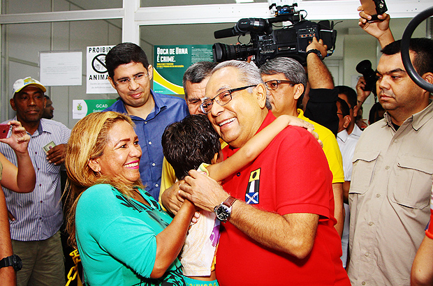 MANAUS,AM,27.08.2017:ELEIO-GOVERNADOR-AMAZONINO-MENDES - Candidato Amazonino Mendes (PDT) vota na Secretaria de Estado da Fazenda (SEFAZ), em Manaus (AM), na manh deste domingo (27) durante 2+ turno da eleio Suplementar para Governador do Amazonas, aps a cassao de Jos Melo (Pros). (Foto: Edmar Barros/Futura Press/Folhapress) *** PARCEIRO FOLHAPRESS - FOTO COM CUSTO EXTRA E CRDITOS OBRIGATRIOS ***