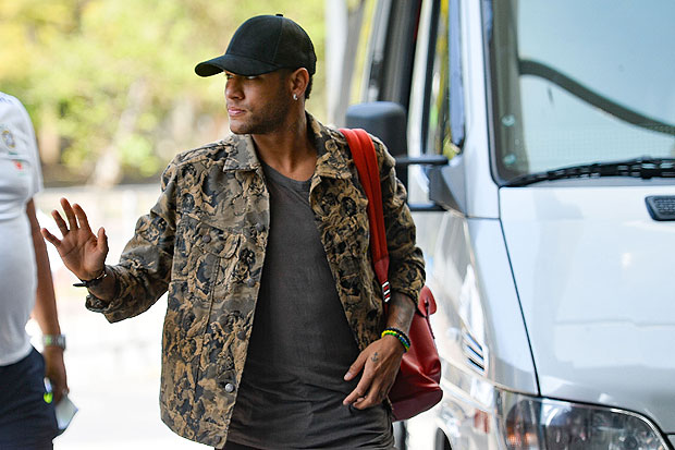 Neymar se apresenta  seleo brasileira em hotel de Porto Alegre.