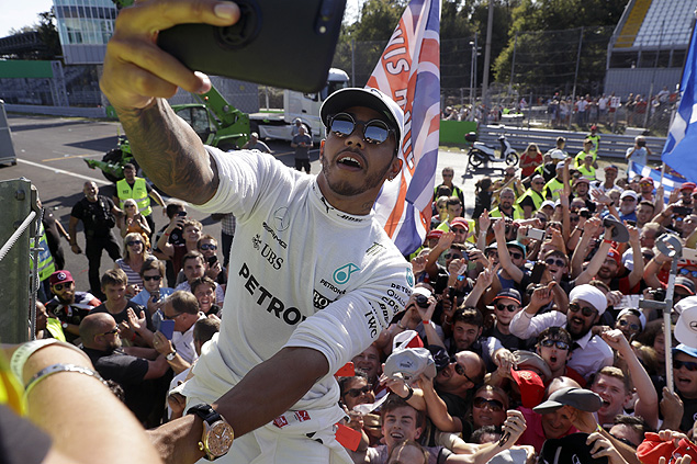 O piloto da Mercedes Lewis Hamilton, da Gr-Bretanha, assume uma autentica com fs depois de vencer o Grande Prmio de Frmula 1 italiano, na pista de corrida de Monza, na Itlia, no domingo, 3 de setembro de 2017.