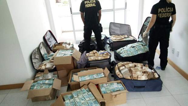 A Polícia Federal encontrou nesta terça-feira (5) um "bunker" com milhares de notas em reais que, segundo a investigação, é usado por Geddel Vieira Lima, ex-ministro de Michel Temer.