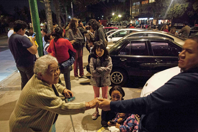 Pessoas deixam suas casas e vão para as ruas da Cidade do México após terremoto