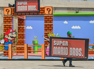 Funcionário no cenário do setor do Rock in Rio inspirado no game "Mario Bros" – Ricardo Borges/Folhapress