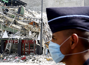 Equipe trabalha para auxiliar vítimas de terremoto – Cesar Vicuna/Xinhua Equipe trabalha para auxiliar vítimas de terremoto – Cesar Vicuna/Xinhua