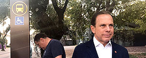 João Doria no ponto de ônibus; o prefeito foi trabalhar de ônibus no Dia Mundial Sem Carro – Reprodução/Twitter/jdoriajr João Doria no ponto de ônibus; o prefeito foi trabalhar de ônibus no Dia Mundial Sem Carro – Reprodução/Twitter/jdoriajr