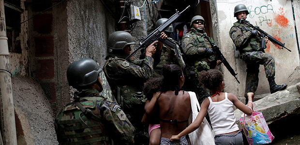 Soldiers take up a position during an operation after violent clashes between drug gangs in Rocinha slum in Rio de Janeiro, Brazil, September 22, 2017. REUTERS/Ricardo Moraes TPX IMAGES OF THE DAY ORG XMIT: RJO19