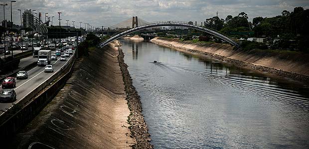 Vista do rio Tiet a partir da ponte da Casa Verde, em So Paulo