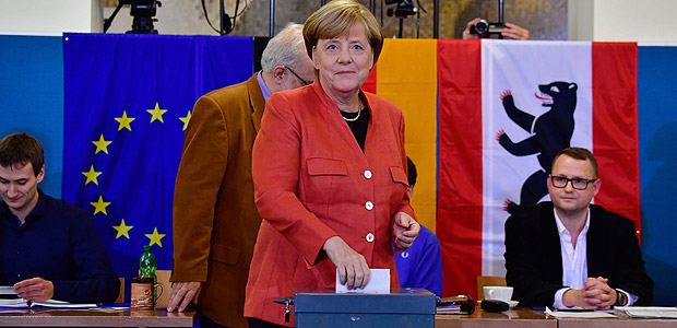 A chanceler Angela Merkel vota em Berlim neste domingo (24)