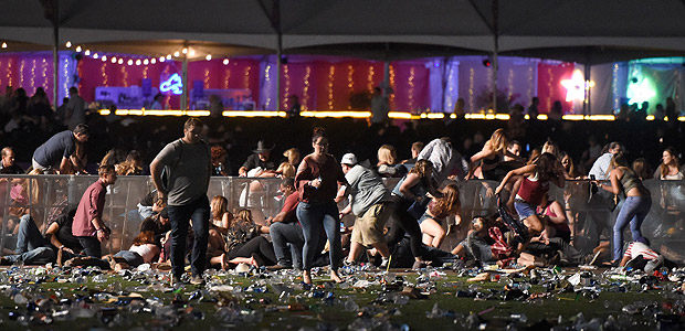 Pessoas fogem aps tiroteio em festival de msica country em Las Vegas