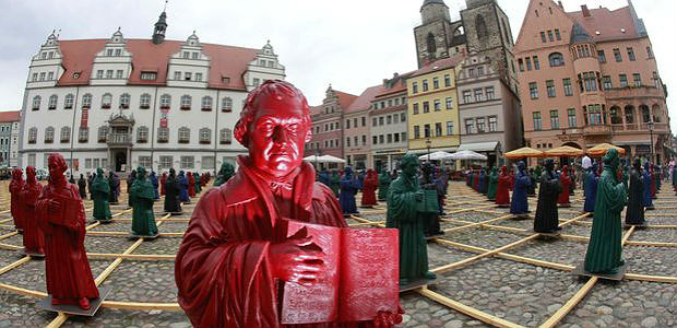 Estátuas de Lutero compõem instalação de 2010 do artista Ottmar Hoerl na praça central de Wittenberg