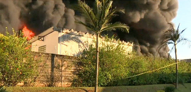 Empresa que armazena plstico e resinas  destruda em incndio em Sumar, no interior de SP) 