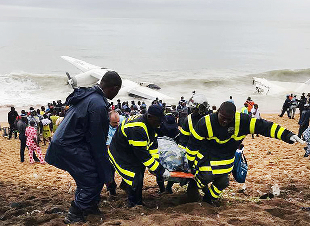 ATTENTION EDITORS - VISUAL COVERAGE OF SCENES OF INJURY OR DEATH Rescuers carry a casualty after a propeller-engine cargo plane crashed in the sea near the international airport in Ivory Coast's main city, Abidjan, October 14, 2017. REUTERS/Ange Aboa TEMPLATE OUT ORG XMIT: GGGCIV05