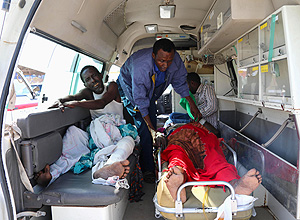 Homens carregam maca com vítima da explosão – Feisal Omar/Reuters