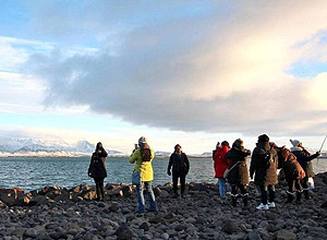 Turistas em visita à Islândia – Chris Baraniuk/BBC