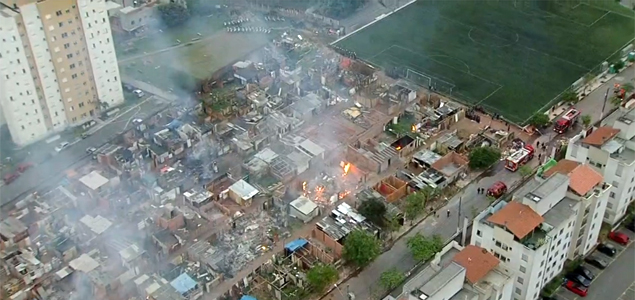 Incndio atinge barracos durante reintegrao de posse em So Paulo
