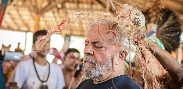 Former president Lula received a blessing from indigenous chief Benvina Pankararu, repeating a ritual that took place around 30 years ago