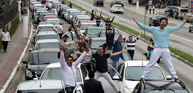 Uber drivers protest against a legislation threatening the company's business model that is to be voted in Brazil's national congress, in Sao Paulo, Brazil October 30, 2017. REUTERS/Paulo Whitaker TPX IMAGES OF THE DAY ORG XMIT: UBTPX01