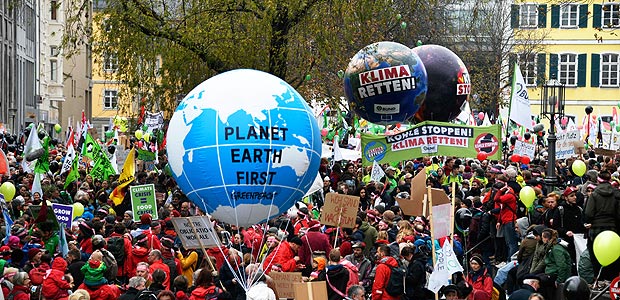 Demonstrators take part in a so-called Climate March against fossil-based energy like coal on November 4, 2017 in Bonn, western Germany. The western city of Bonn will host the UN Climate Change Conference (COP23) from November 6 to 19, 2017, where "nations of the world will meet to advance the aims and ambitions of the Paris Agreement and achieve progress on its implementation guidelines", according to the organisers. / AFP PHOTO / SASCHA SCHUERMANN