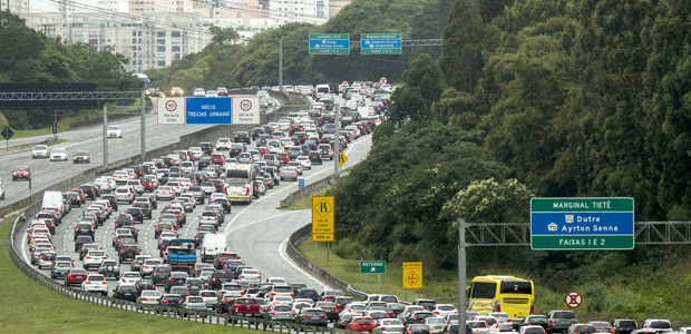 Movimento na rodovia dos Bandeirantes; estradas devem ter trfego intenso no feriado do Ano-Novo