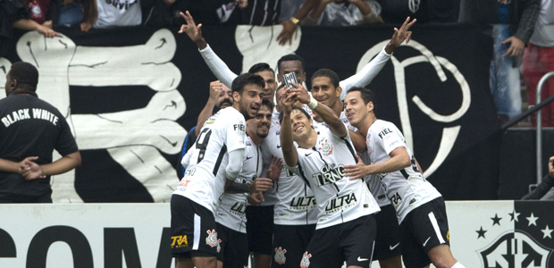Jogadores do Corinthians fazem selfie aps gol de Romero