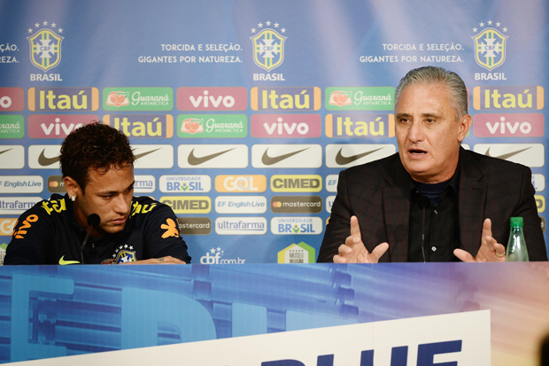 Neymar se emociona e chora aps elogios do tcnico Tite