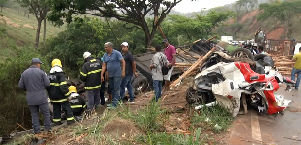 Acidente entre carro e caminhões deixa cinco mortos em Teófilo Otoni (MG)