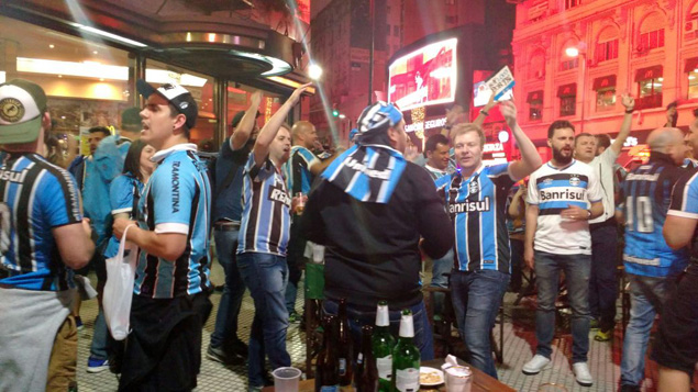 Torcedores do Grmio celebram a conquista da Libertadores em Buenos Aires