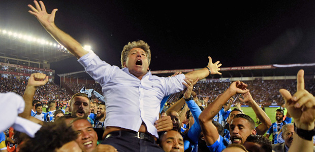 Jogadores do Grêmio carregam o técnico Renato Gaúcho após o título da Libertadores