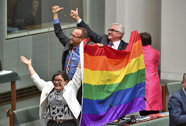 Membros do Parlamento da Austrlia celebram legalizao do casamento entre pessoas do mesmo sexo