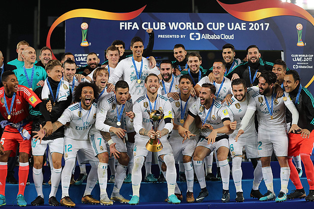 Real Madrid's players celebrate with the FIFA Club World Cup trophy following their victory in the final football match against Gremio FBPA at the Zayed Sports City Stadium in Abu Dhabi on December 16, 2017. Real Madrid defeated Gremio 1-0 to lift the FIFA Club World Cup for the third time in their history. / AFP PHOTO / KARIM SAHIB ORG XMIT: 545