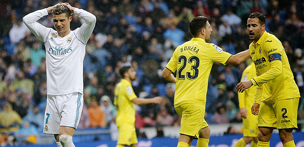 Cristiano Ronaldo, do Real Madrid, lamenta durante partida contra o Villarreal; time busca reao contra o Valencia