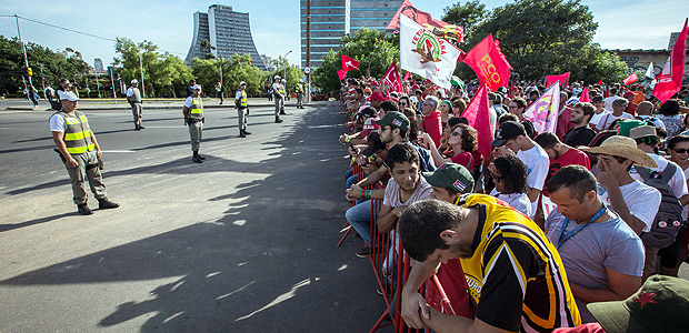 PORTO ALEGRE, RS, BRASIL, 24-01-2018: Apoiadores do ex presidente Lula aguardam o resultado do julgamento na barreira do perimetro de segurana na rea do Tribunal Regional Federal da regio 4 (TRF-4). (Foto: Bruno Santos/ Folhapress) *** FSP-PODER *** EXCLUSIVO FOLHA***