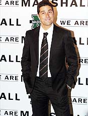 Matthew Fox, gal de "Lost", promove "We Are Marshall"