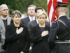 Grávida, filha de Dick Cheney [à dir.] e a companheira lembram vítimas do 11/09