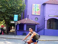 Ciclista passa em frente ao clube Principe, na Bellavista, bairro gay e bomio de Santiago