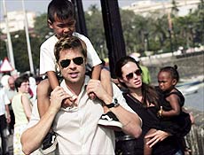 Brad Pitt e Angelina Jolie com seus filhos adotivos Maddox e Zahara, em Mumbai