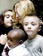 A cantora Madonna e seus três filhos: Lourdes, Rocco e David