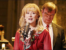 A atriz Meryl Streep canta em cena de "A ltima Noite", ltimo filme de Robert Altman