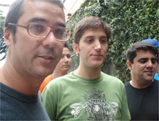 Zico Góes (esquerda) com manifestantes fora da MTV