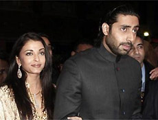 Principais estrelas de Bollywood Aishwarya Rai (esq),33, e Abhishek Bachchan, 31