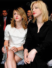 Frances Bean, filha de Kurt Cobain, e Courtney Love, viva do msico