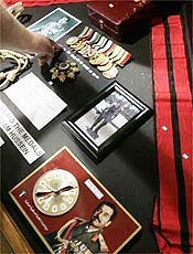 Museu expe medalhas militares de Saddam Hussein em Johannesburg 
