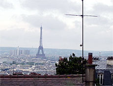 Vista da Torre Eiffel na colina de Montmartre, onde fica a imponente igreja do Sacre-Coeur