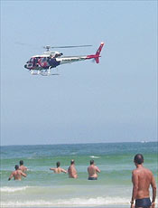Helicptero da PM vigia praia da Enseada, no Guaruj, litoral de SP